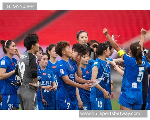 武汉车谷江大女足赛后自豪展示国旗合影庆祝中国骄傲时刻